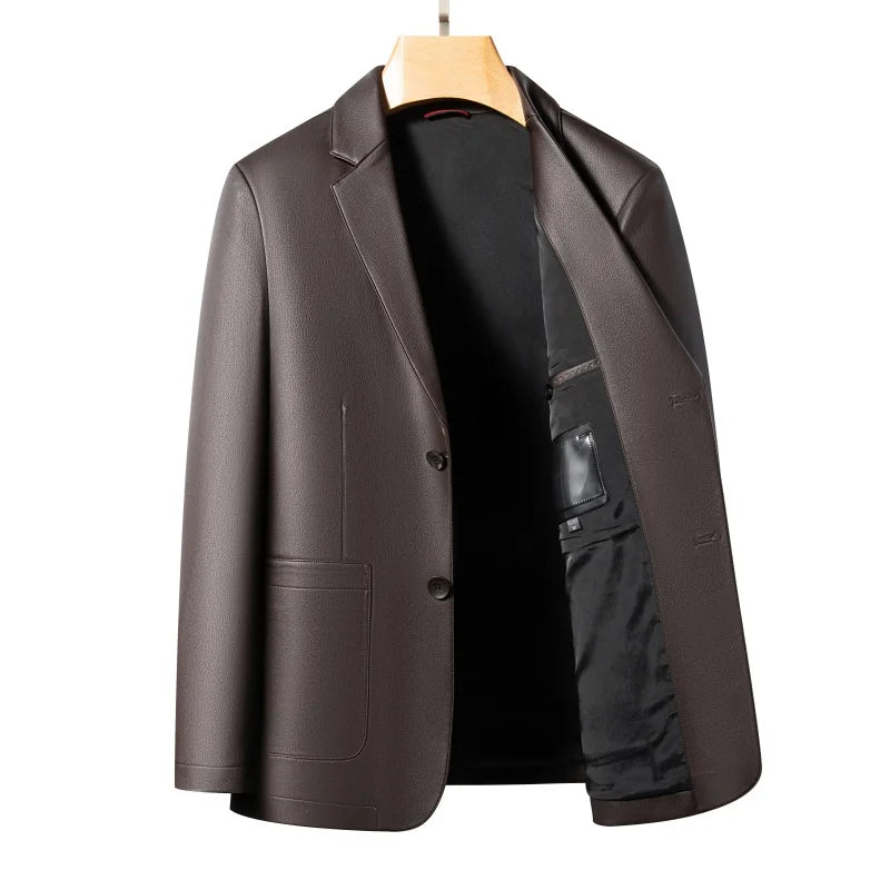 Blazer masculino marrom em couro legítimo de carneiro com modelagem elegante e acabamento premium sofisticado.