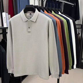 camisa polo masculina manga longa com tecido piquet respirável exibida em cabide mostrando textura tecnológica do tecido