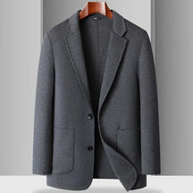 Blazer masculino bege em lã com lapela clássica e fechamento por botões ideal para meia estação