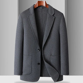 Blazer masculino bege em lã com lapela clássica e fechamento por botões ideal para meia estação