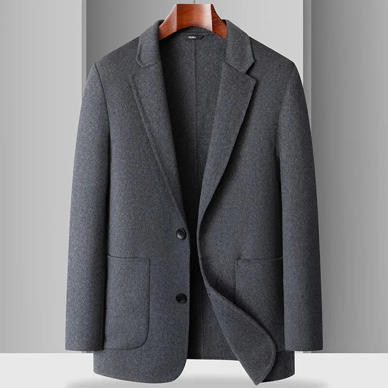 Blazer masculino bege em lã com lapela clássica e fechamento por botões ideal para meia estação