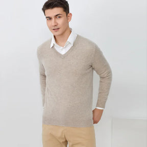 Suéter masculino com gola V usado sobre camisa social para look elegante e sofisticado