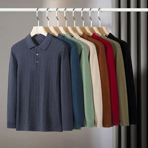 camisa polo masculina em tricot texturizado estilo old money com padrão trançado exibida em cabide