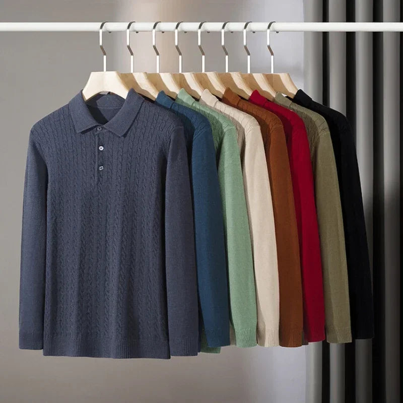 camisa polo masculina em tricot texturizado estilo old money com padrão trançado exibida em cabide