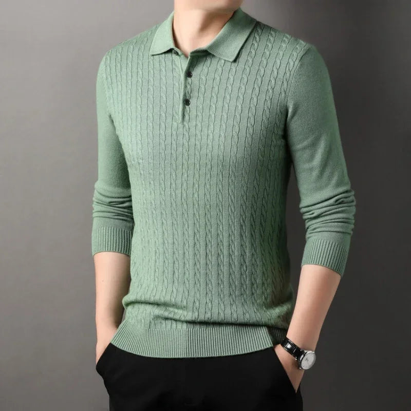 camisa polo masculina em tricot texturizado estilo old money com padrão trançado exibida em cabide