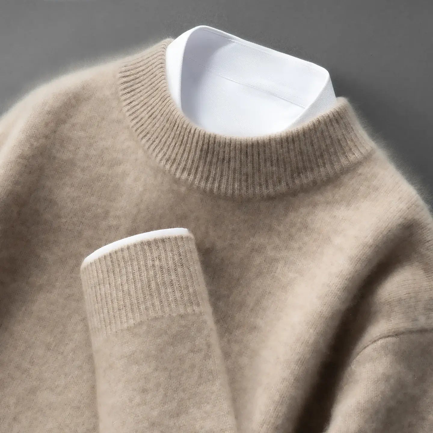 Suéter masculino em cashmere com gola alta e textura macia elegante para inverno sofisticado