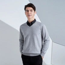 Suéter masculino com gola V usado sobre camisa social para look elegante e sofisticado