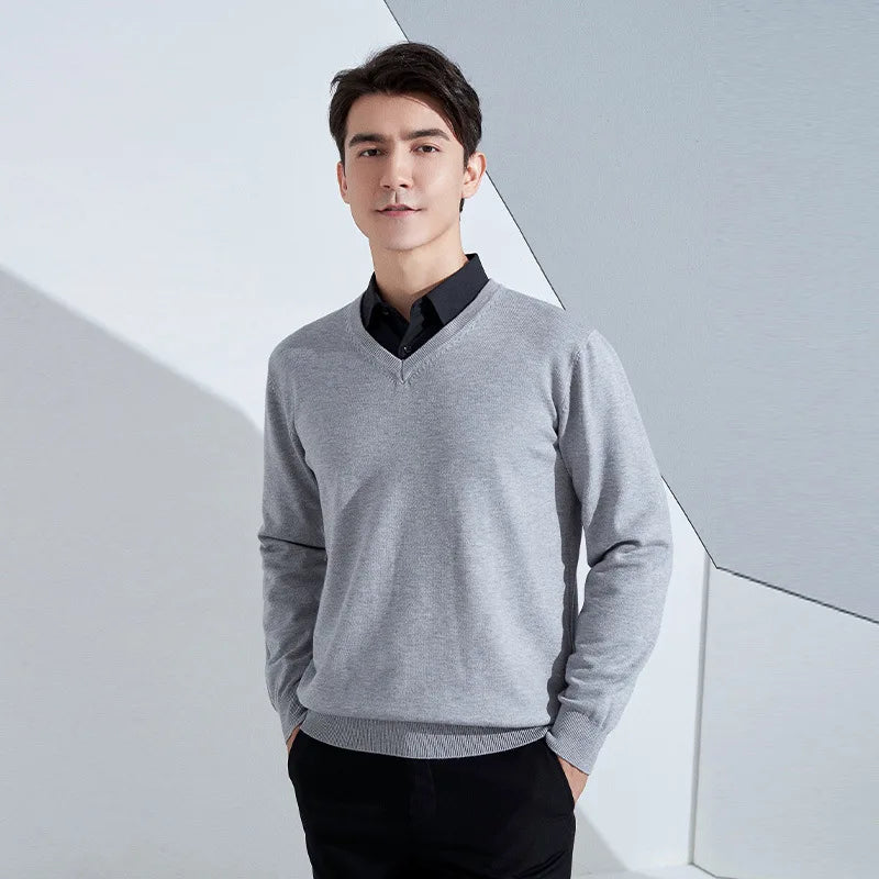 Suéter masculino com gola V usado sobre camisa social para look elegante e sofisticado