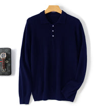 Suéter masculino em lã merino com gola polo e botões frontais dobrado com acabamento elegante