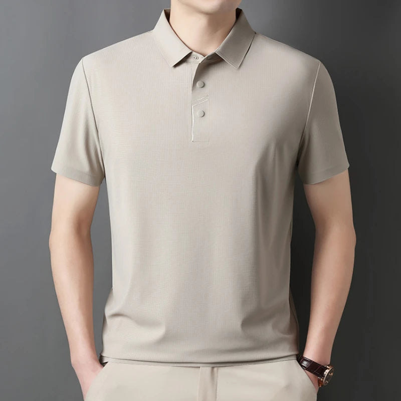 camisa polo masculina bege com tecido tecnológico respirável e proteção uv exibindo textura do tecido em detalhe