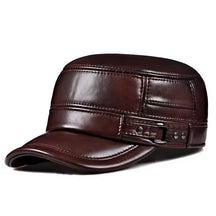 Boné masculino marrom em couro legítimo estilo militar vintage com aba curva e acabamento premium.