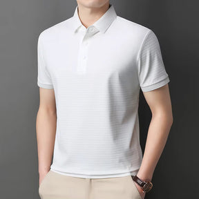 camisa polo masculina jacquard com textura 3d e tecido tecnológico respirável exibida em cabide mostrando detalhes do tecido