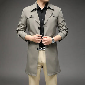 Trench coat masculino elegante com corte alongado e fechamento por botões frontais