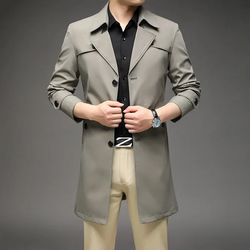 Trench coat masculino elegante com corte alongado e fechamento por botões frontais