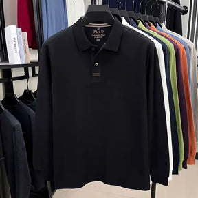 camisa polo masculina manga longa com tecido piquet respirável exibida em cabide mostrando textura tecnológica do tecido