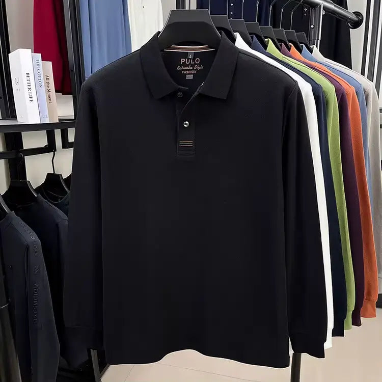 camisa polo masculina manga longa com tecido piquet respirável exibida em cabide mostrando textura tecnológica do tecido