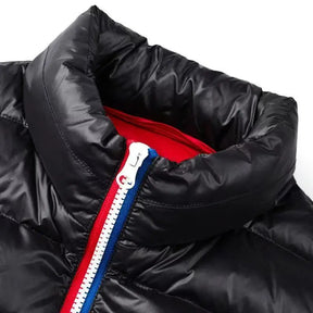 Colete puffer masculino preto com gola alta e fechamento em zíper com enchimento em pluma para inverno