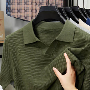 camisa polo masculina bege em algodão texturizado pineapple knit respirável exibida em cabide mostrando detalhes do tecido
