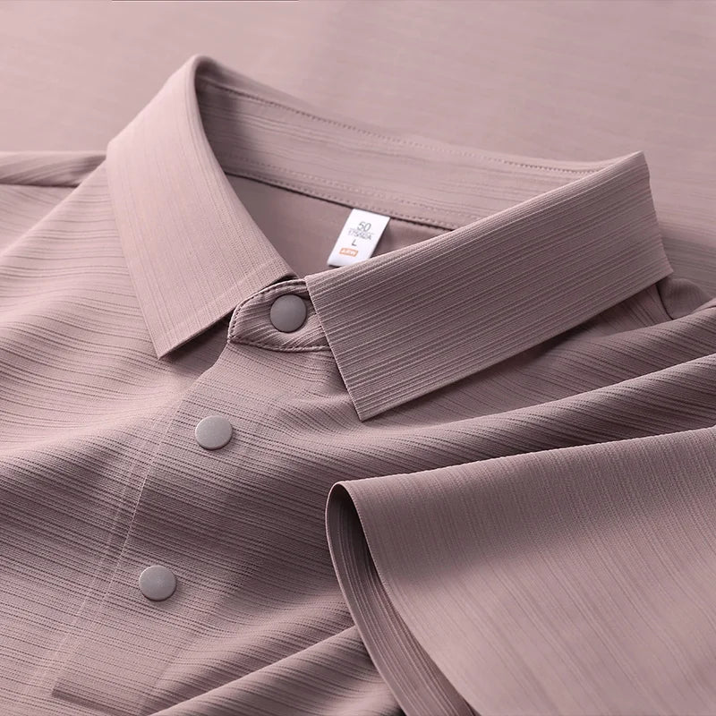 camisa polo masculina com tecido tecnológico respirável e textura elegante exibindo detalhes do tecido