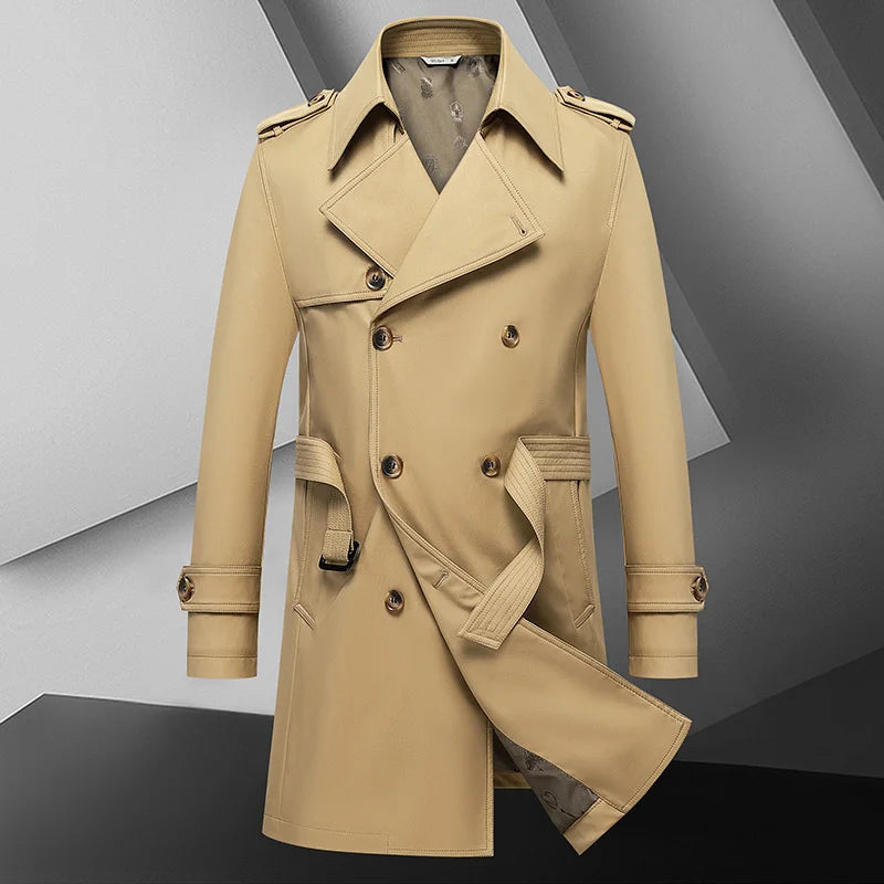 Trench coat masculino bege com cinto, abotoamento duplo, gola clássica e estilo britânico elegante.