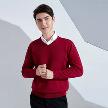 Suéter masculino com gola V usado sobre camisa social para look elegante e sofisticado