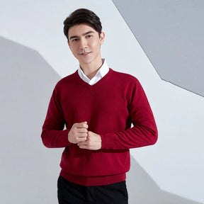 Suéter masculino com gola V usado sobre camisa social para look elegante e sofisticado