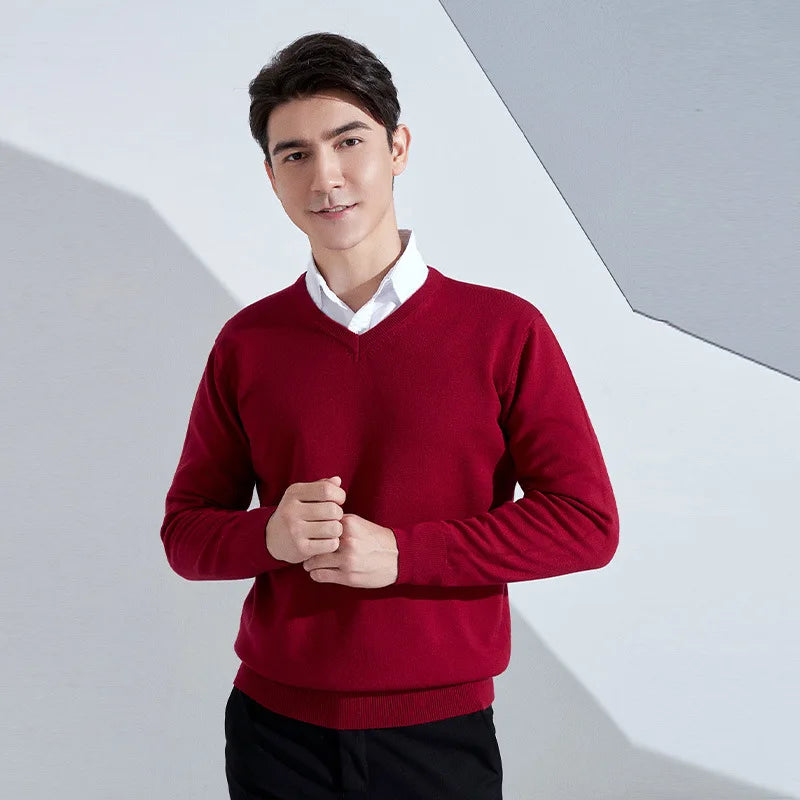 Suéter masculino com gola V usado sobre camisa social para look elegante e sofisticado