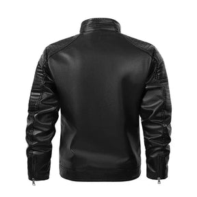 jaqueta masculina estilo couro biker com detalhes matelassê nos ombros