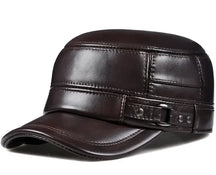 Boné masculino marrom em couro legítimo estilo militar vintage com aba curva e acabamento premium.