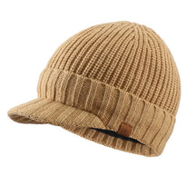 Gorro Masculino Denver em tricô canelado com aba frontal e proteção térmica para inverno.