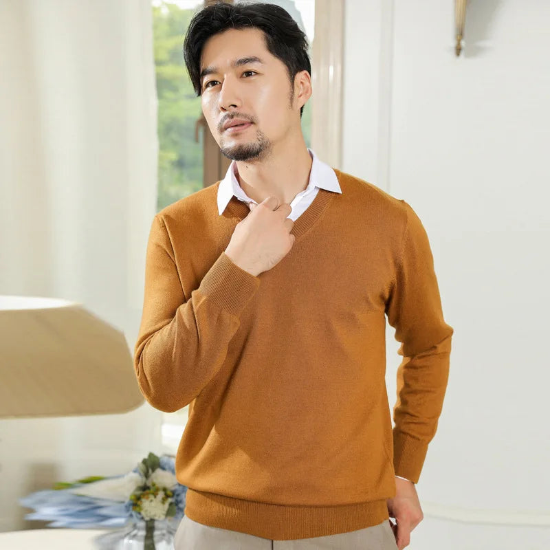 Suéter masculino com gola V usado sobre camisa social para look elegante e sofisticado