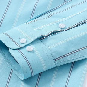 Camisa masculina Oxford celeste de manga longa em algodão, com listras finas e acabamento sofisticado.