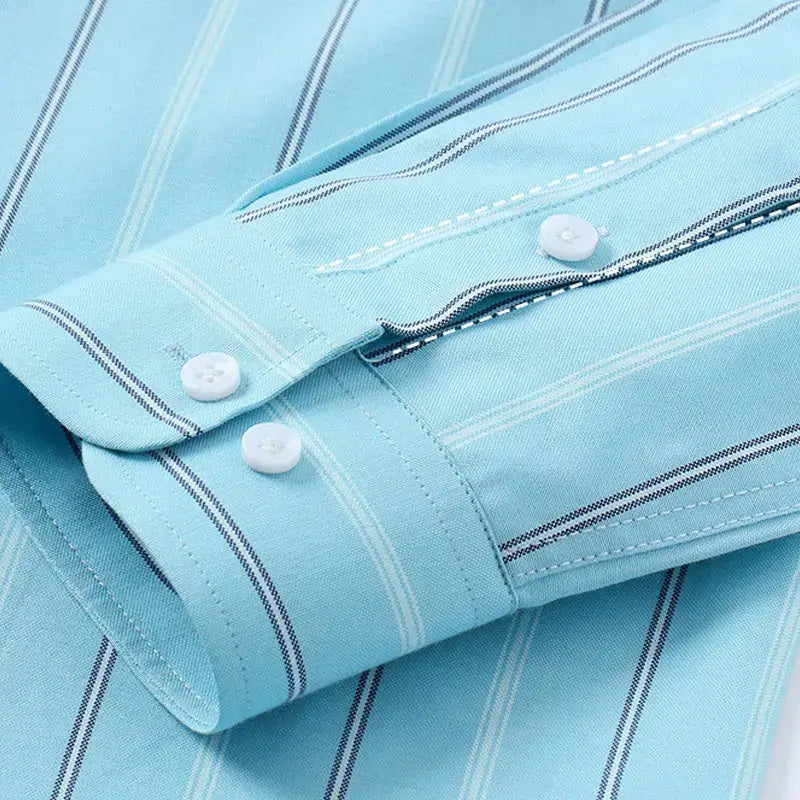 Camisa masculina Oxford celeste de manga longa em algodão, com listras finas e acabamento sofisticado.