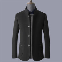 Casaco masculino de lã premium preto com gola padre estruturada e visual sofisticado para inverno e ocasiões elegantes