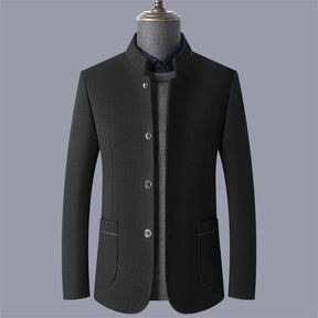 Casaco masculino de lã premium preto com gola padre estruturada e visual sofisticado para inverno e ocasiões elegantes