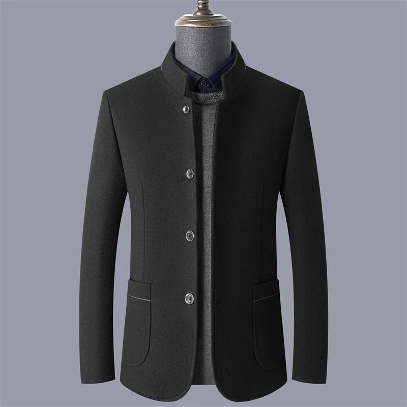 Casaco masculino de lã premium preto com gola padre estruturada e visual sofisticado para inverno e ocasiões elegantes