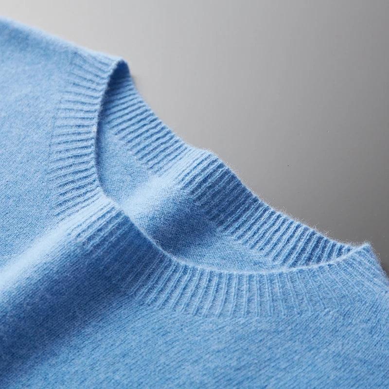 Suéter masculino em lã merino com gola careca e acabamento minimalista elegante para inverno