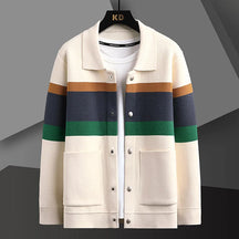 Cardigan masculino bege em tricô com listras horizontais verde, azul e marrom, bolsos frontais e botões, estilo casual elegante.