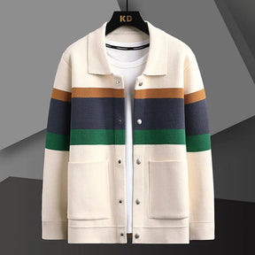 Cardigan masculino bege em tricô com listras horizontais verde, azul e marrom, bolsos frontais e botões, estilo casual elegante.