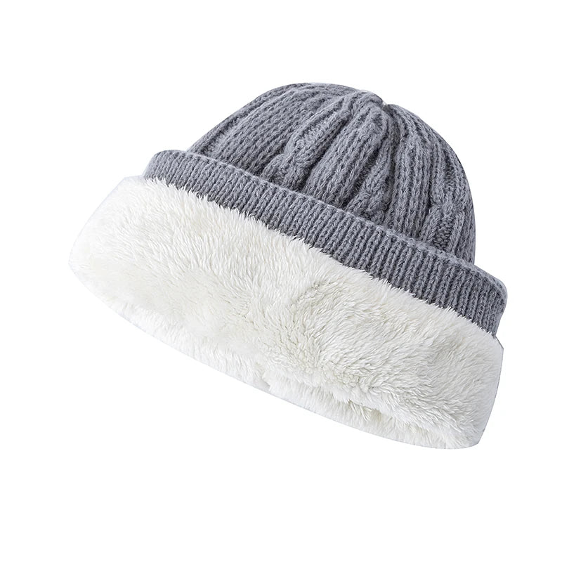 Gorro Térmico Alpine em tricô trabalhado com forro interno quente para dias frios.