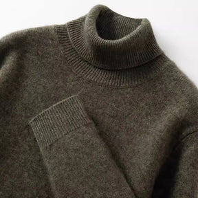 Suéter masculino gola alta em cashmere  escuro com textura macia e visual elegante para inverno