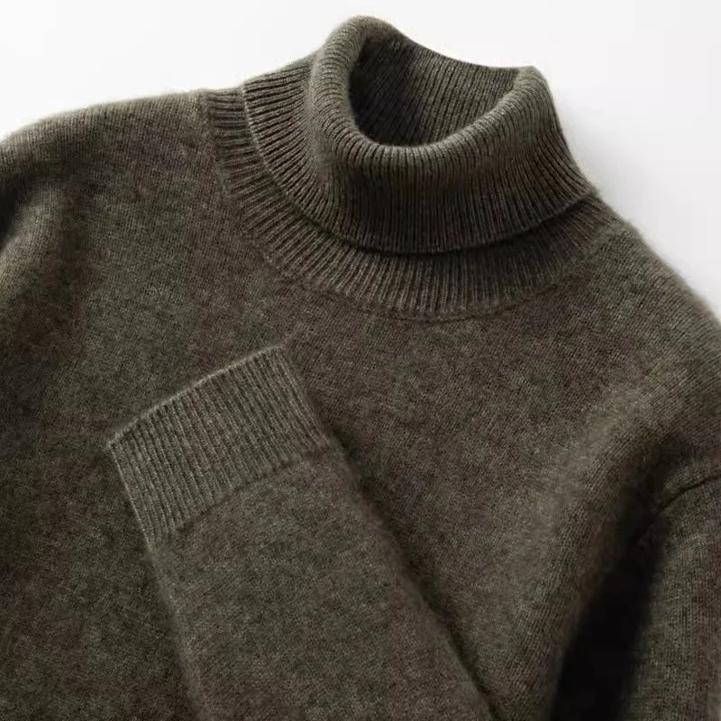 Suéter masculino gola alta em cashmere  escuro com textura macia e visual elegante para inverno