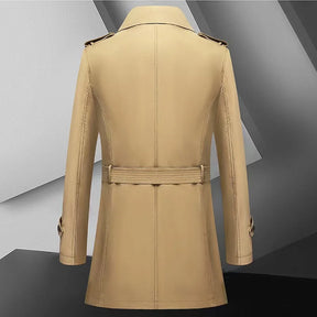Trench coat masculino com cinto, abotoamento duplo, gola clássica e estilo britânico elegante.