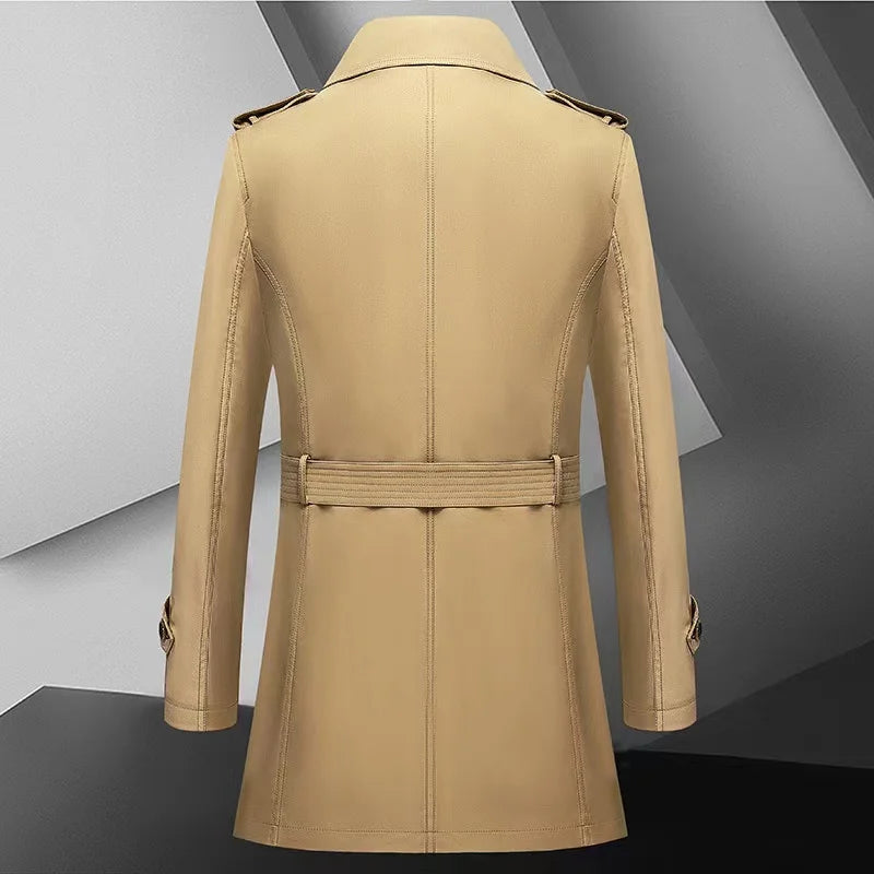 Trench coat masculino com cinto, abotoamento duplo, gola clássica e estilo britânico elegante.