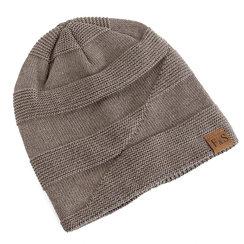 Gorro Térmico Montana taupe em tricô premium com forro interno quente e design slouchy moderno.