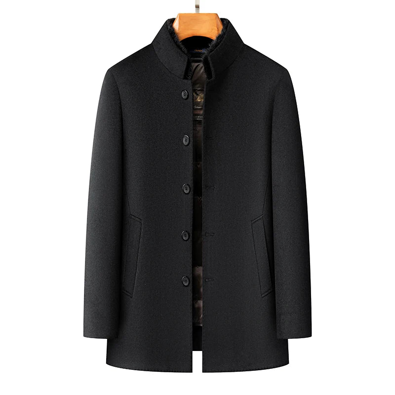 Sobretudo masculino escuro com gola estruturada e forro interno acolchoado removível ideal para inverno elegante