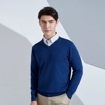 Suéter masculino com gola V usado sobre camisa social para look elegante e sofisticado