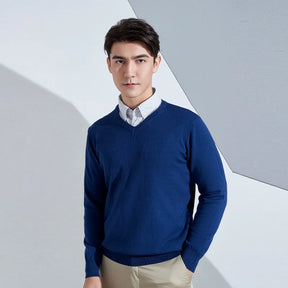Suéter masculino com gola V usado sobre camisa social para look elegante e sofisticado