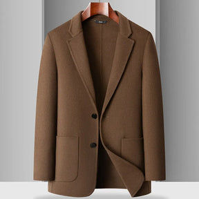 Blazer masculino bege em lã com lapela clássica e fechamento por botões ideal para meia estação