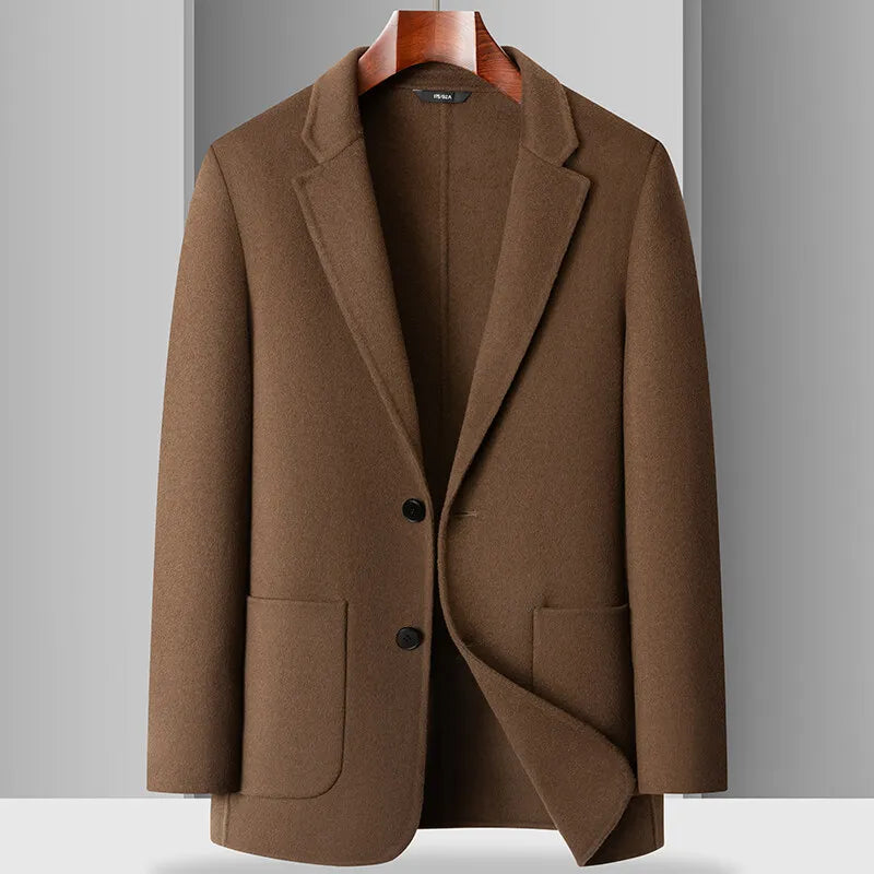 Blazer masculino bege em lã com lapela clássica e fechamento por botões ideal para meia estação
